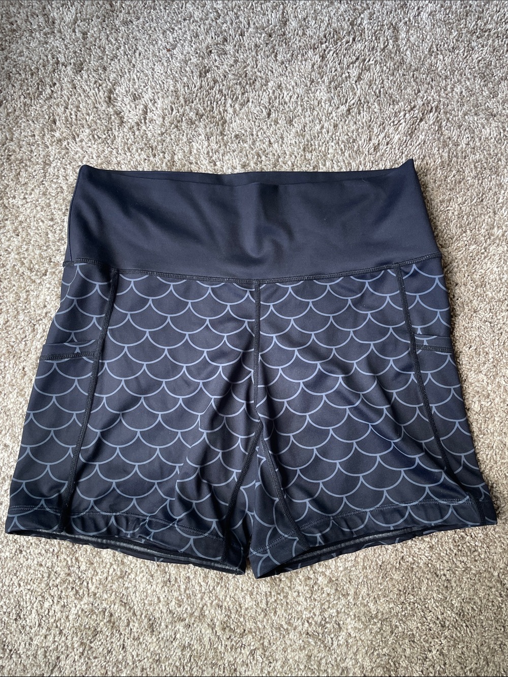 Constantly Varied Gear Sz M Women's Black Scallop Mermaid Scale Shorts 5” Inseam